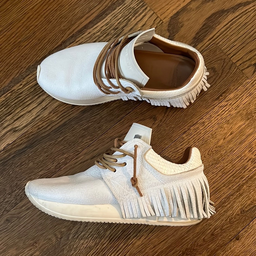 Fringe White Sneakers Esseutesse